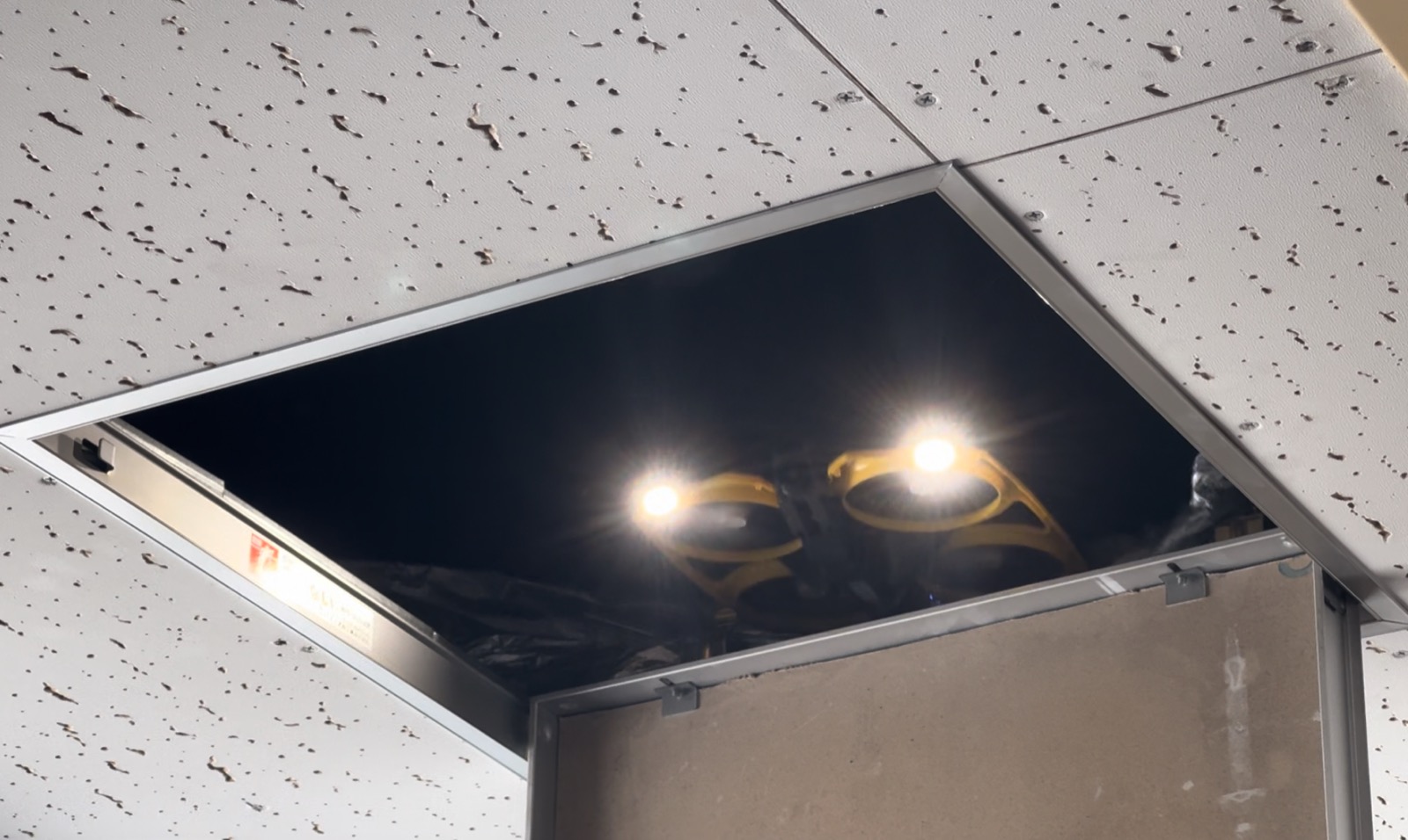 天井裏でのドローン点検